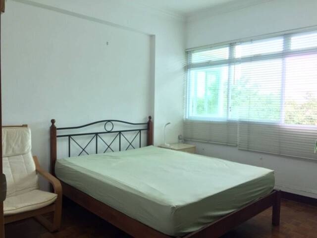Room for rent ,Spacious next to Siglap MRT/bus stop