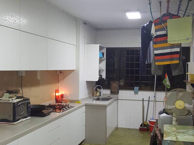 Blk 109 Jalan Bt Merah - $800 for 1 guy (WiFi)