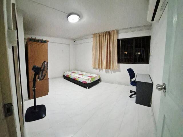 Spacious single room (next to DT33)