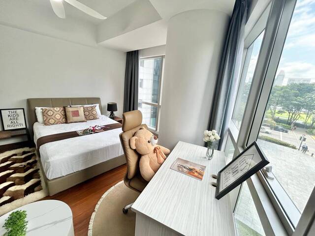 Full Furnish Big Master Room - Raffles place MRT .