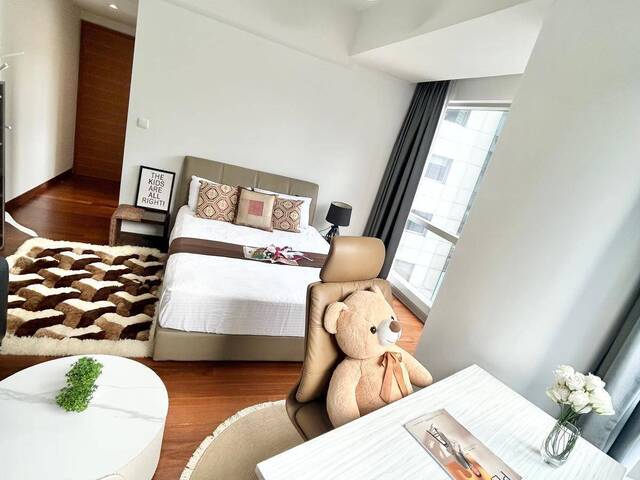 Full Furnish Big Master Room - Raffles place MRT .