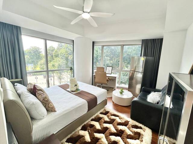 Full Furnish Big Master Room - Raffles place MRT .