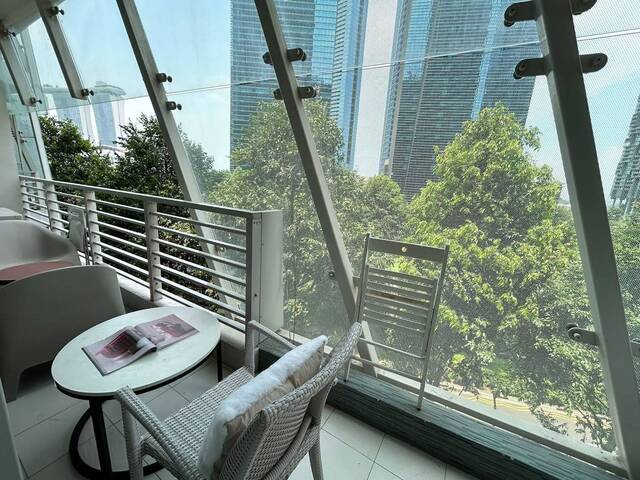 Newly Furnished Big Queen Room with Outdoor Balcony - Just inside CBD
