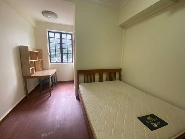 Master room @ paya lebar rent . 5mins to mrt $1500 no owner stay