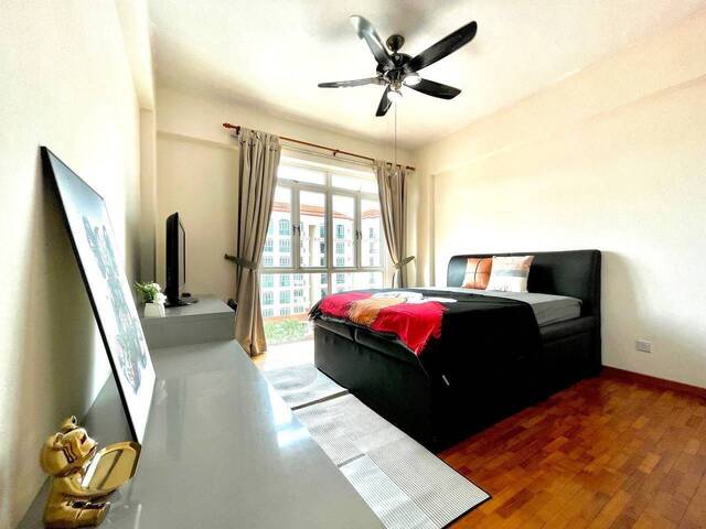 Estella Gardens near airport - Available Immediately!