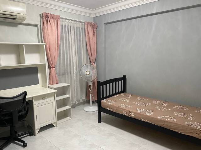 Common room near Admiralty MRT! Wifi available! Few people