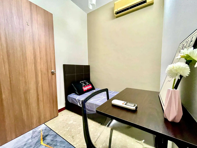 Florida Deluxe Bedroom #1