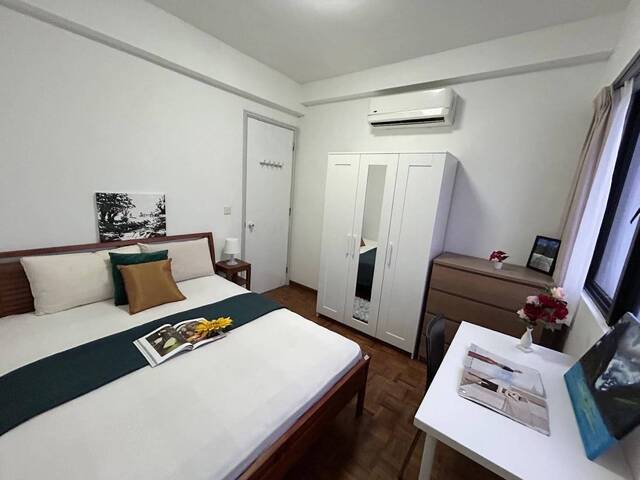Convenient location - Condo Queen Room for Rent @ Tiong Bahru MRT