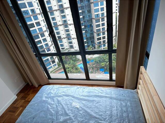 All female tenants/no landlord next to MRT station