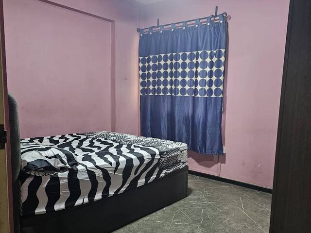 Common room at 786c Woodlands drive 60 for rent! Aircon wifi!