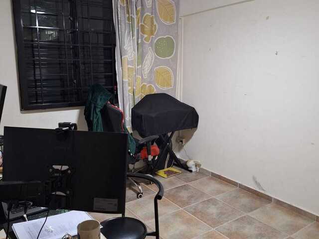 C.H.E.A.P! For Rent - 2+1 Unit @ 6 Holland Close (Fully Furnish with AC) - Superb Location! MRT