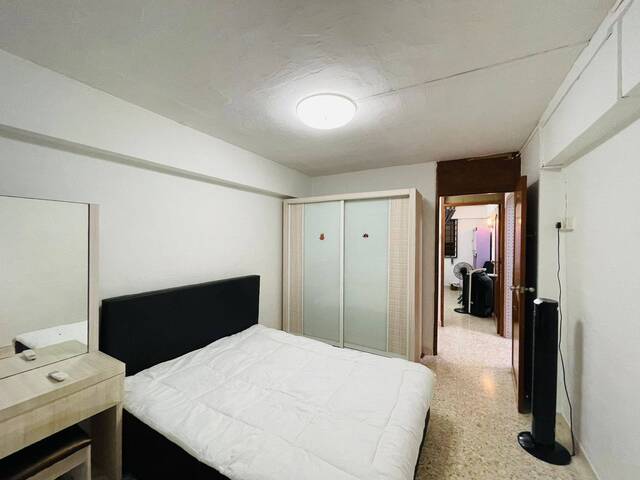 Master room less than 3mins walk to clementi mrt