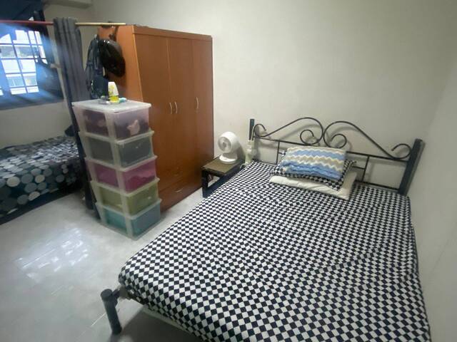 looking for 1 male tenant to share common rm (2pax)