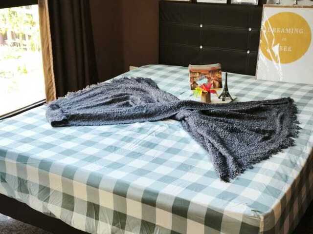 Centrally Located Spacious Room with Pool View for 1Pax!