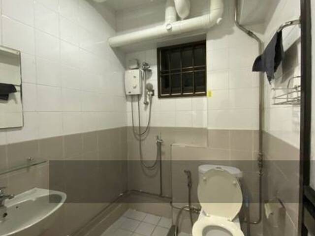 Quiet & Spacious Common Room Rent for Single or Couple/2 female @ Admiralty available! Corner Unit!!