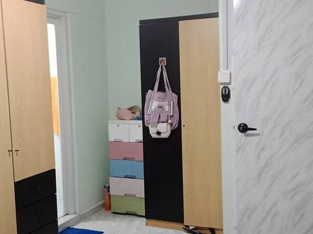 蔡厝港主人房(新冷气)要招一个女生搭房$580包水电网冷气可煮(两女一房)