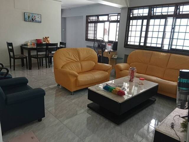 蔡厝港主人房(新冷气)要招一个女生搭房$580包水电网冷气可煮(两女一房)