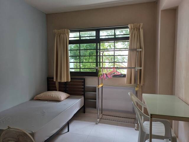 5 min to admiralty MRT common room 1pax