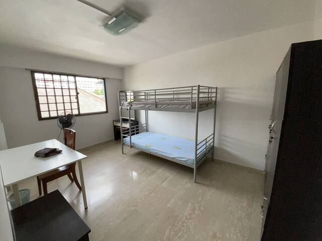 Blk661 Yishun Jumbo HDB big common room for rent