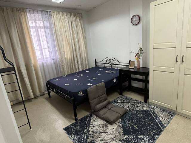 275 Beach Rd, Walk up, Huge Fully Furnished Studio Room for Rent