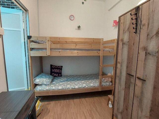 Quiet & Peaceful Room for Female (s)