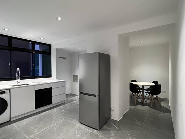 Room with balcony and private bathroom in Orchard / River Valley