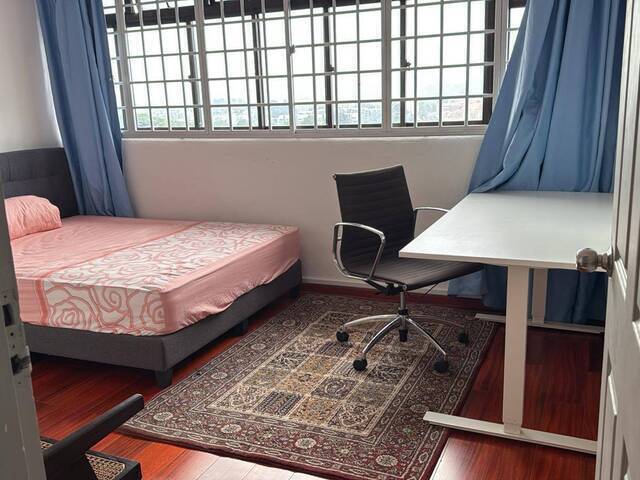 Near Farrer Road MRT! Common room at 1 Queen's Road for rent! Aircon wifi!