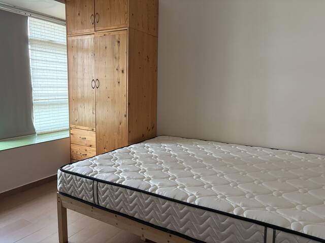 No Live-in Owner. Female Environment. Quiet and Cosy room.