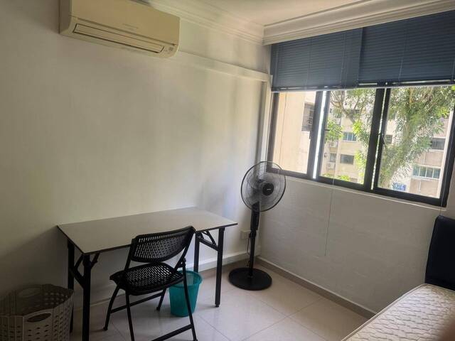 Blk 428 AMK - $900 for 1 guy (aircon wifi) - RENOVATED ROOM - walk to MRT