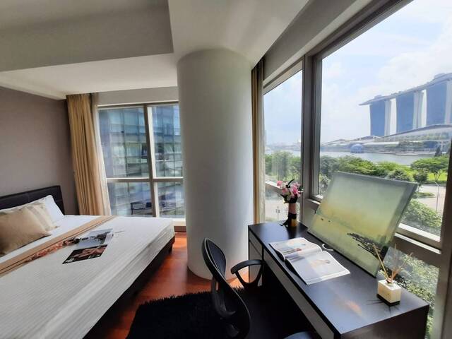 Full Furnish Big Master Room - Raffles place MRT .
