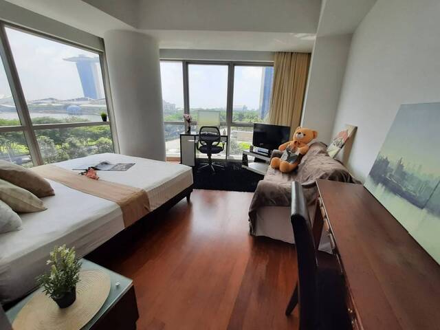 Full Furnish Big Master Room - Raffles place MRT .