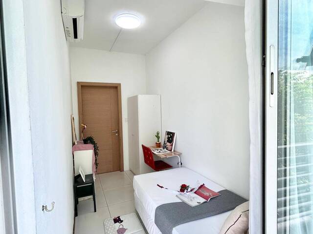 Condo Room With Outdoor Balcony - MBFC/Asia Square/Marina One/MBS