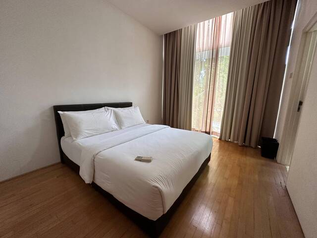 Orchard MRT and Wheelock Place - Master Room for Rent.
