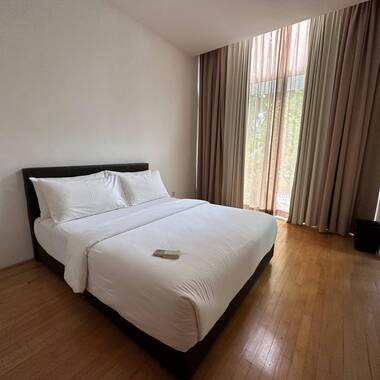 Orchard MRT and Wheelock Place - Master Room for Rent.