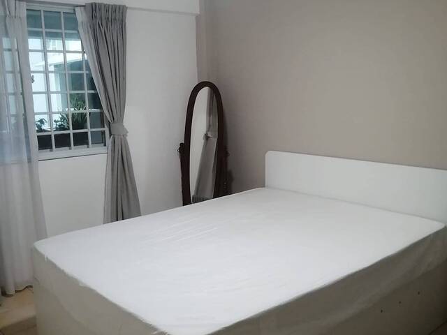 Common room at 33 marine crescent for rent! Aircon wifi!