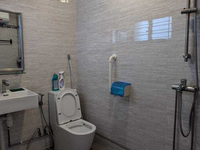 Looking for female roommate – share Choa Chu Kang common room