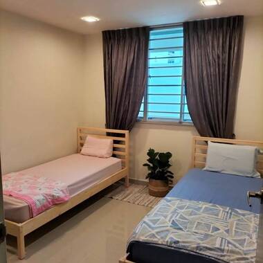 room for 2 ladies @ Pending Rd
