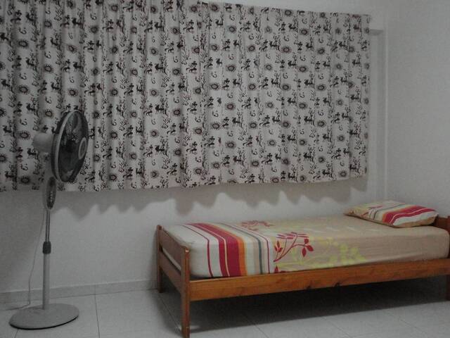 Room for rent Woodlands, Singapore - Room Share at 752 Woodlands Circle