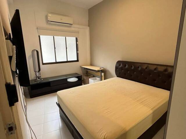 No owner staying! Ensuite room at 349 telok kurau road for rent! Aircon wifi!