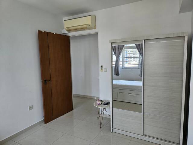 Room for Rent in 20 Teban Gardens Road