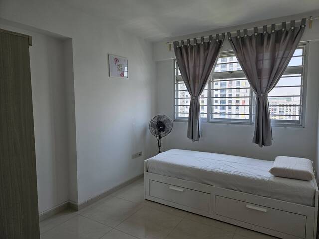 Room for Rent in 20 Teban Gardens Road