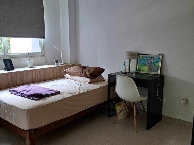 Near Coral Edge LRT station! Common room at 172a Edgedale plains for rent! Aircon wifi!
