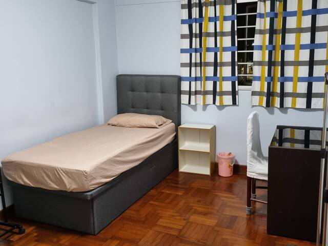 common rm for rent @Clementi Ave 5 Blk 347 (MRT/Central) Female Environment