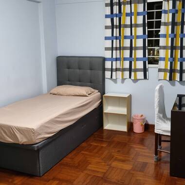 common rm for rent @Clementi Ave 5 Blk 347 (MRT/Central) Female Environment
