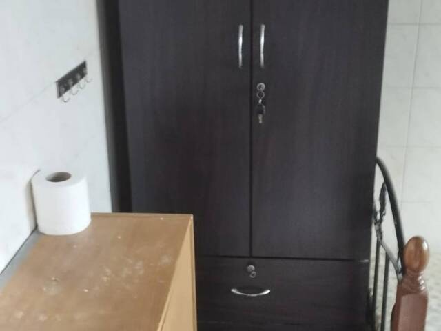 Pocket room above Shopping Mall, no owner. 2mins walk to Chinatown Mrt