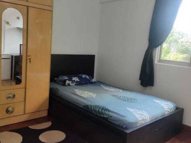 Common room at 13 dover close east for rent! Aircon wifi!