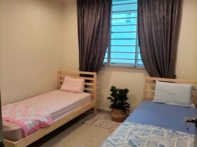 Female sharing @ Blk 120 Pending Rd