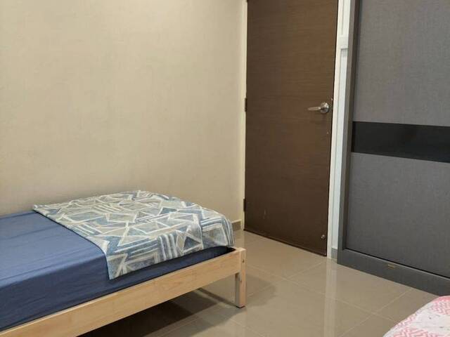 Female sharing @ Blk 120 Pending Rd