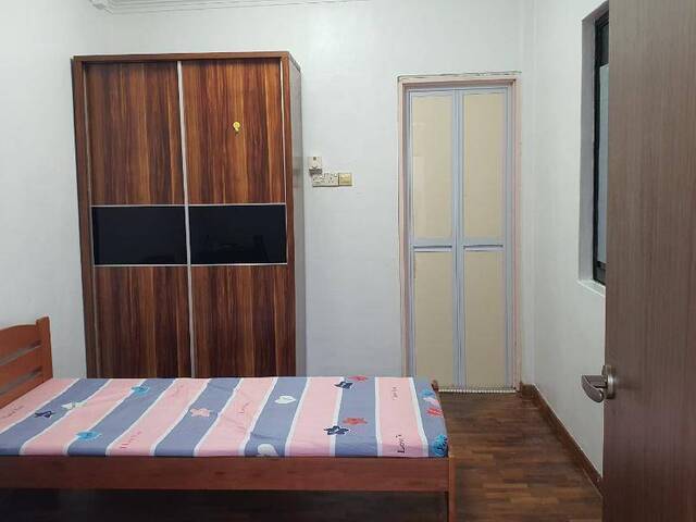 Master room and common room at Happy Avenue East for rent! Aircon wifi!