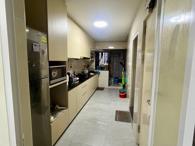 Room in Jurong West, 8 minutes walk to Jurong Point